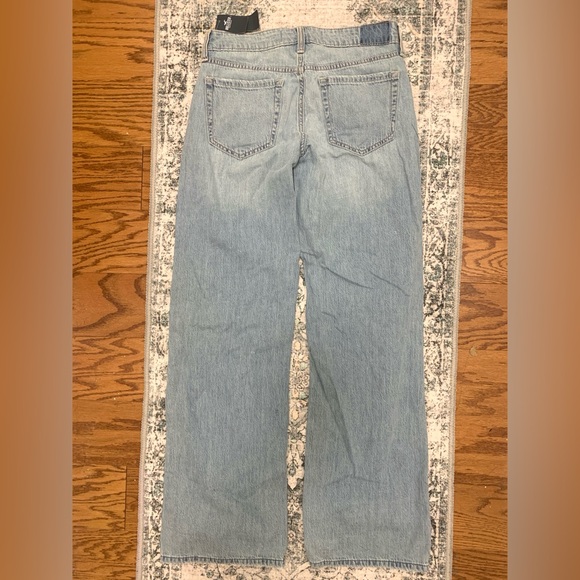 NWT Hollister Low Rise Medium Wash Baggy Jeans Sz 23L - Picture 3 of 4
